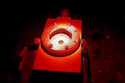 A bioelectrode with the protein complex photosystem I under irradiation with red light for measurement of the photocurrent response. Source: Felipe Conzuelo/Ruhr University Bochum