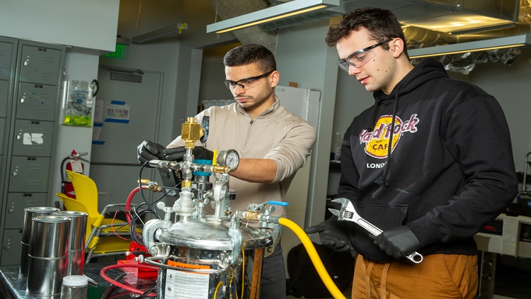 A hydrogen reactor is being designed to produce hydrogen gas by mixing aluminum pellets with seawater. Source: Tony Pulsone