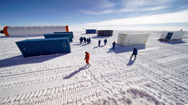 Setting up the Beyond EPICA field camp in 2020. Source: Armand Patoir/French Polar Institute/PNRA