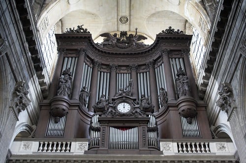Figure 2: The massive facade of the Saint-Sulpice organ. Source: Lukke/CC BY-SA 3.0