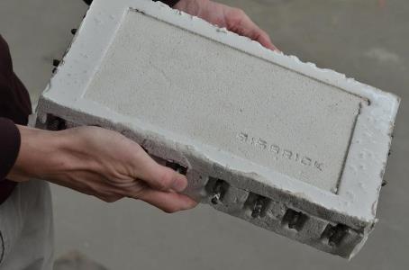 Sisbrick combines ceramic materials in brick form that allow it to absorb horizontal seismic movements. Image credit: UPV