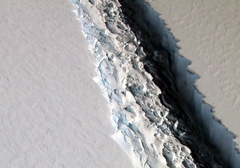 Snapshot of the rift in the Larsen C on Nov. 10, 2016. (Source: NASA/John Sonntag)