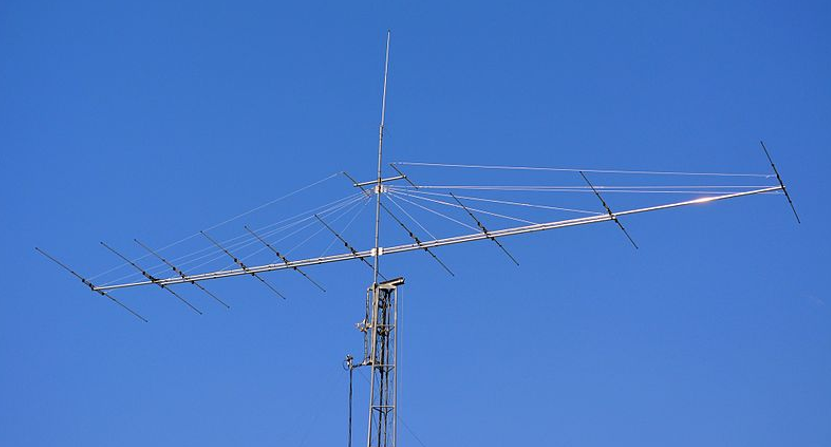 A 10-element Yagi antenna used for amateur radio. Above the beam are some support wires to stabilize the antenna. Source: F5oux/CC BY-SA 4.0