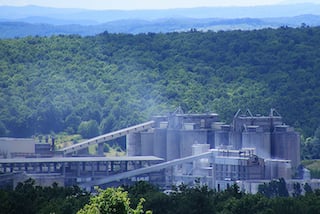 Most CO2 emissions from the cement and lime sector come from CO2 furnaces and the decomposition of limestone to lime. Image credit: Pixabay.