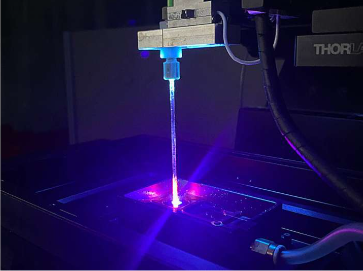 Test set-up with which the researchers tested how lime crystals adhere to different surfaces. Source: Julian Schmid/ETH Zurich