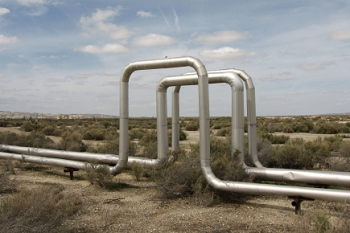 Steam lines from an enhanced oil recovery project in California. A new software tool developed at Stanford analyzes each phase of the oil production process &ndash; from extraction and refinement to transportation &ndash; to calculate how much energy is consumed during each step and how much greenhouse gas an oil field emits. (Image credit: Adam Brandt)