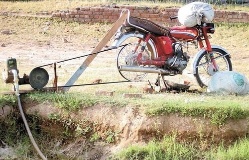 Figure 1: An example of jugaad engineering, repurposing a motorcycle to pump water. Source: Aavtar Singh / CC BY 2.0