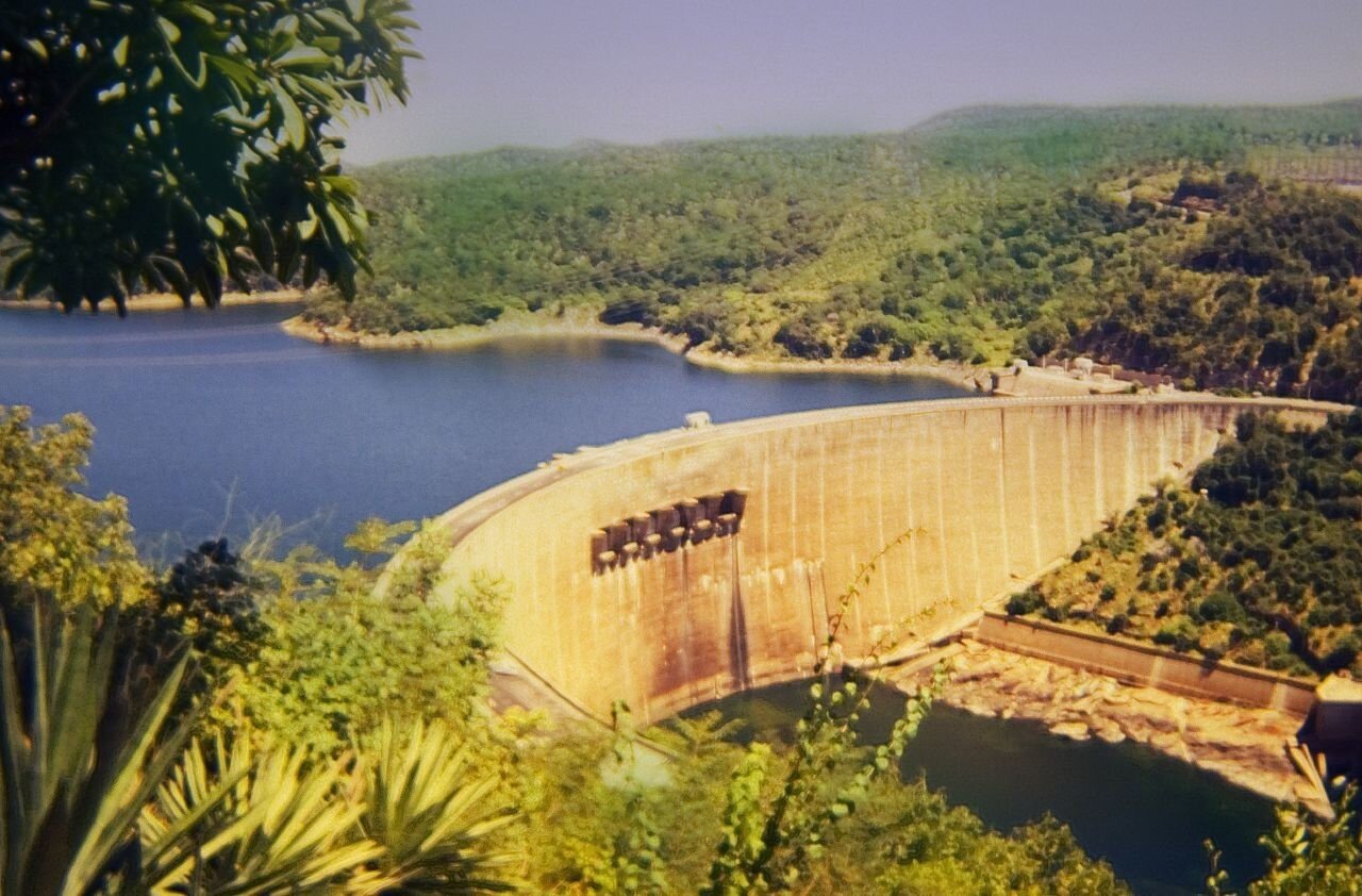 Among the report's case studies: Africa's Kariba Dam, the world's largest man-made reservoir, impounding 181 km³ of water. Source: Rhys Jones