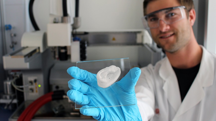 A 3D-printed ear: Empa researcher Michael Hausmann uses nanocellulose as the basis for novel implants. Source: Empa