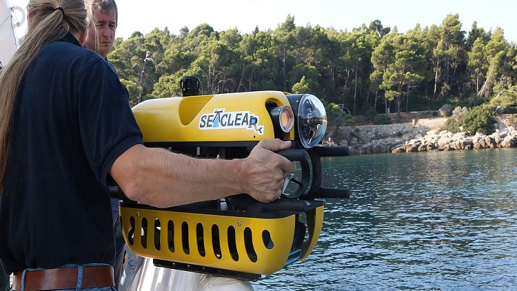 The robot detects and collects underwater litter. Source: SeaClear Project