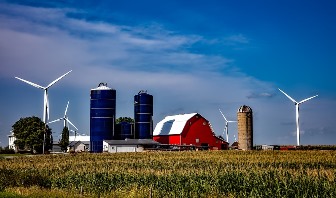 Iowa ranks third in the nation in terms of installed wind generating capacity. Photo credit: Pixaby